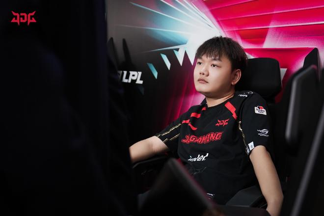 她的蜕变不 她的蜕变不