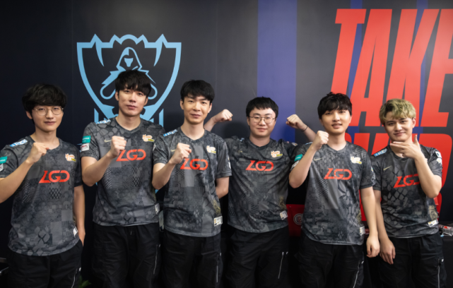 她丰富的比 她丰富的比